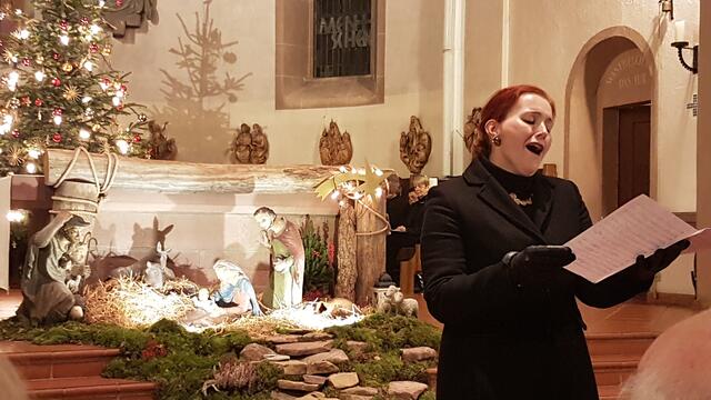 Sopranistin Daniela Köhler vor der Krippe | Foto: Urheber: W. Schmidhuber