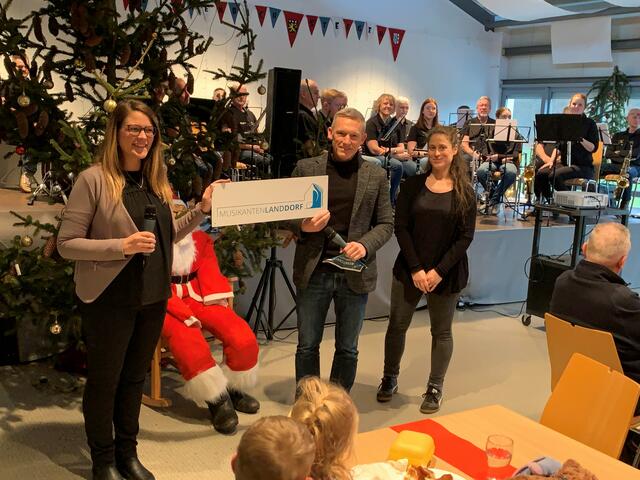 Landrat Ralf Leßmeister überreichte Bürgermeisterin Kathrin Wolf (links) die Musikantenlanddorf-Schilder für die vier Ortsteile | Foto: Kreisverwaltung Kaiserslautern