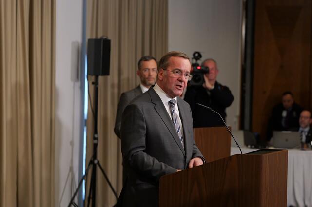 Auch der deutsche Verteidigungsminister Boris Pistorius ist beim Treffen der Ramstein-Kontaktgruppe dabei.  | Foto: Erik Stegner 