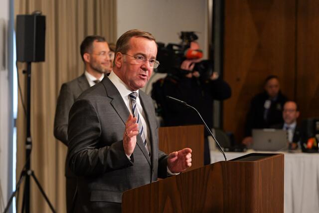 Einen besonderen Dank richtete der deutsche Verteidigungsminister Boris Pistorius an den US-Verteidigungsminister und Ramstein-Format-Gründer Lloyd J. Austin. Gleichzeitig gab er einen Ausblick,, wie es mit der Unterstützung der Ukraine weitergeht.  | Foto: Erik Stegner