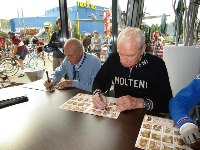 Rudi und Willi Altig beim Signieren | Foto: Michael Sonnick