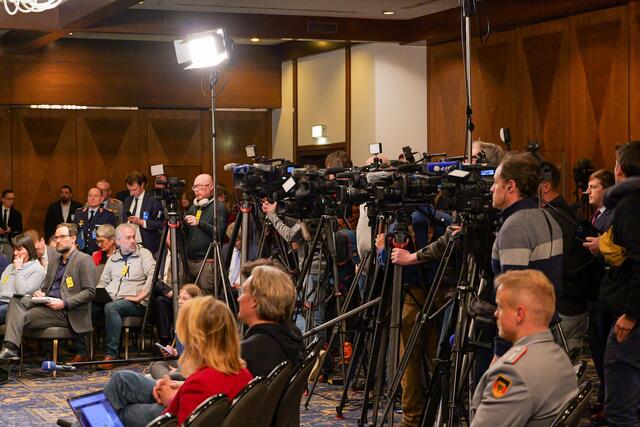 Das Treffen auf der Ramsteiner Air Base war von einem großen Medieninteresse begleitet.  | Foto: Erik Stegner