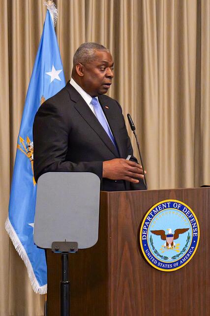 Für US-Verteidigungsminister Lloyd J. Austin war es beim 25. Treffen die letzte Rede in der Ukraine-Kontaktgruppe. In den USA ändern sich in zwei Wochen mit dem Amtsantritt von Donald Trump die politischen Verhältnisse. | Foto: Erik Stegner