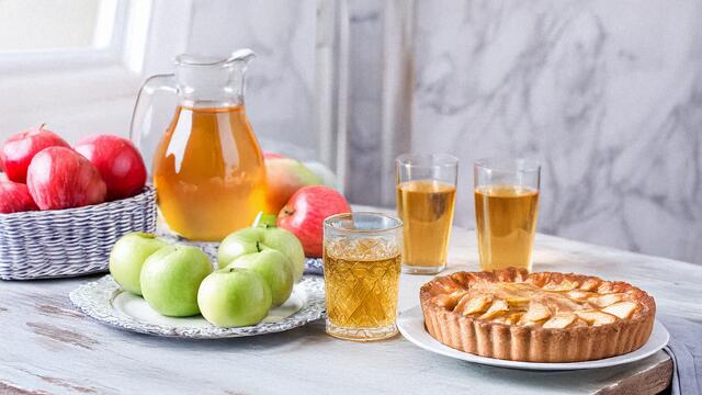 Apfelsaft und Apfelkuchen - der Apfel ist auch aufgrund seiner Vielseitigkeit beliebt | Foto: Heike Schwitalla