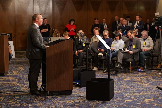 Boris Pistorius stellte sich nach dem Treffen der Ukraine-Kontaktgruppe den Fragen der Journalisten.  | Foto: Erik Stegner