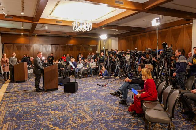 Boris Pistorius stellte sich nach dem Treffen der Ukraine-Kontaktgruppe den Fragen der Journalisten.  | Foto: Erik Stegner