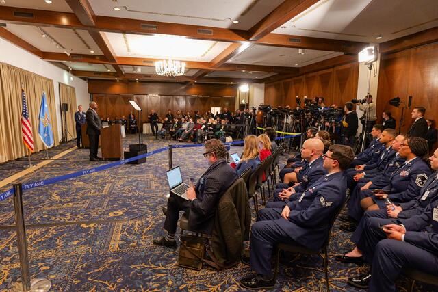 Für US-Verteidigungsminister und Gastgeber Lloyd J. Austin war das 25. Treffen der Ramstein-Kontaktgruppe das letzte Treffen.   | Foto: Erik Stegner
