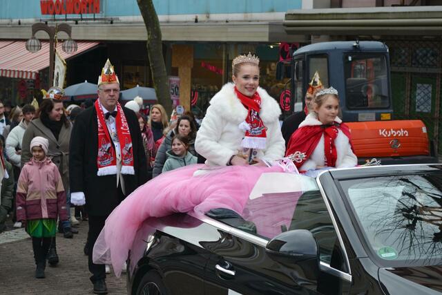 Prinzessin Jeanette I. und Kinder- und Jugendprinzessin Aliah I. auf dem Weg zum Alten Rathaus | Foto: Frank Schäfer