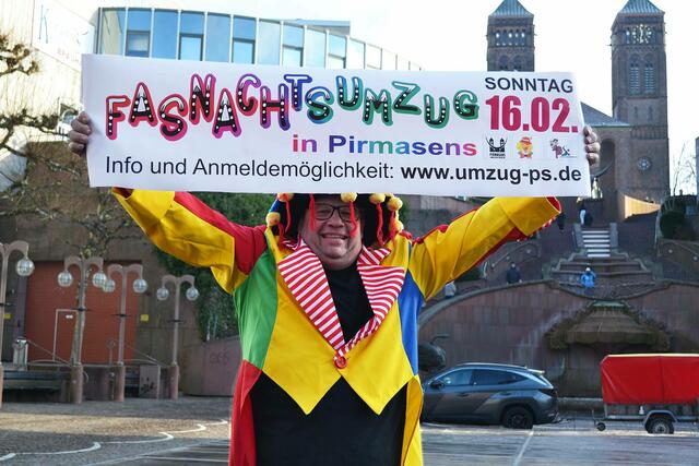 Oliver Vafiadis machte gleich auf den Fasnachtsumzug am Sonntag, 16. Februar, aufmerksam | Foto: Frank Schäfer