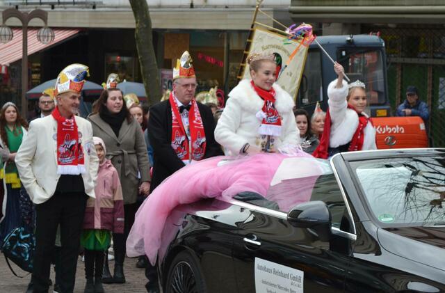 Prinzessin Jeanette I. und Kinder- und Jugendprinzessin Aliah I. auf dem Weg zum Alten Rathaus | Foto: Frank Schäfer