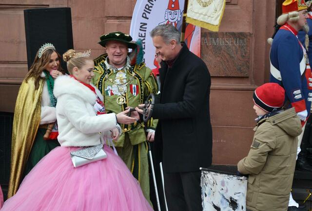 Bürgermeister Michael Maas übergibt Prinzessin Jeanette I. den Stadtschlüssel | Foto: Frank Schäfer