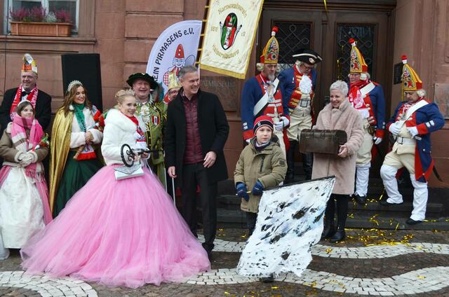 Bürgermeister Michael Maas übergibt Prinzessin Jeanette I. den Stadtschlüssel | Foto: Frank Schäfer