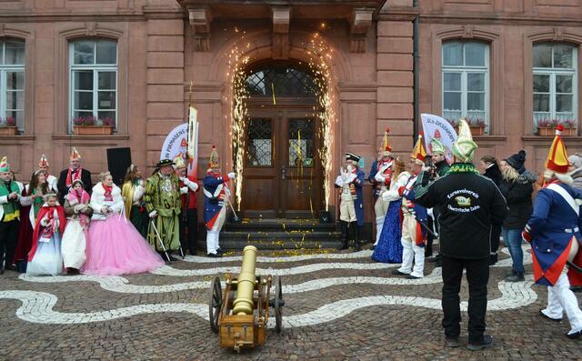 Die Fasnachter stürmen das Rathaus | Foto: Frank Schäfer
