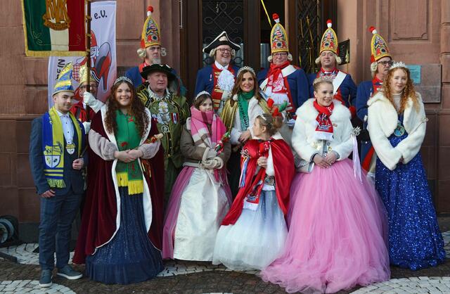 Die Narrenschar vor dem Alten Rathaus | Foto: Frank Schäfer