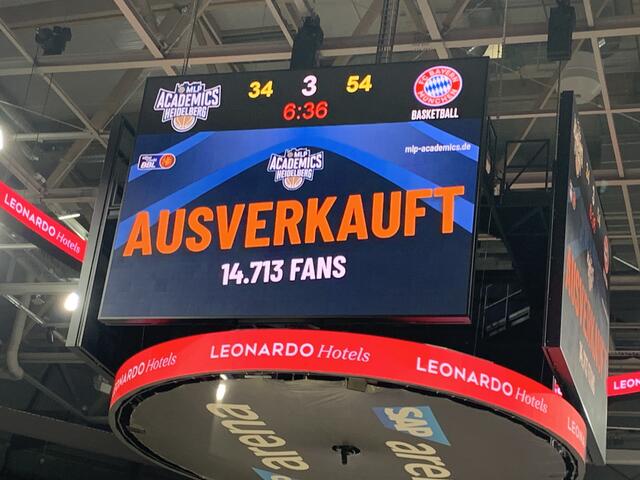 Beim Basketballspiel war die SAP Arena mit 14.713 Zuschauern ausverkauft  | Foto: Michael Sonnick