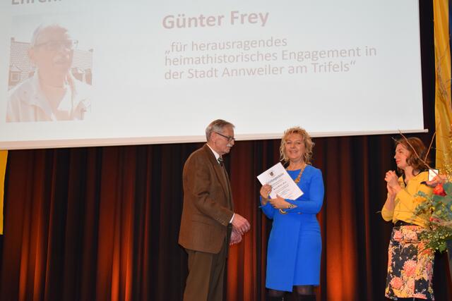Günter Frey wird für sein heimatkundliches Engagement geehrt. | Foto: Jürgen Bender