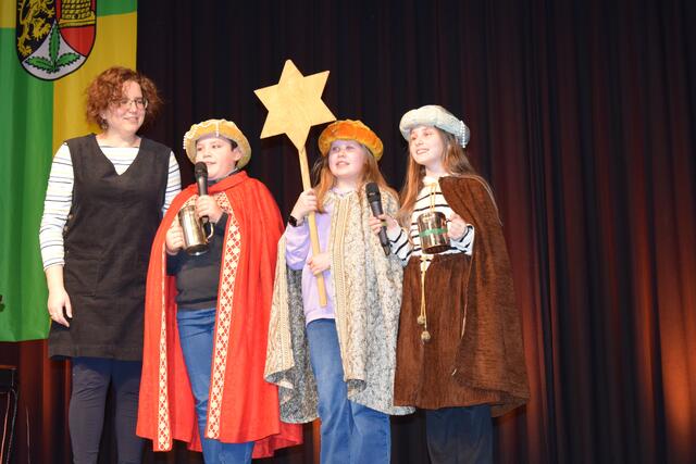 Traditioneller Abschluß mit den Sternsingern | Foto: Jürgen Bender
