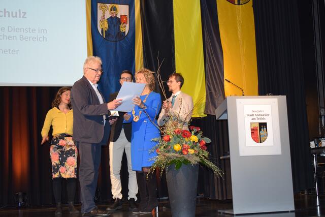 Dr. Viktor Schulz nimmt die Urkunde von Carmen Winter entgegen. | Foto: Jürgen Bender