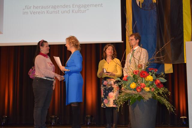 Melanie Schramm nimmt die Urkunde für ihre Mutter Christina Schramm entgegen. | Foto: Jürgen Bender