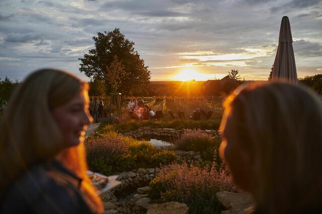 Sundowner im Land der 1000 Hügel: Perfekte Weinmomente erlebt man im Weingut Klumpp in Bruchsal | Foto: Weingut Klumpp, Foto: Sebastian Heck