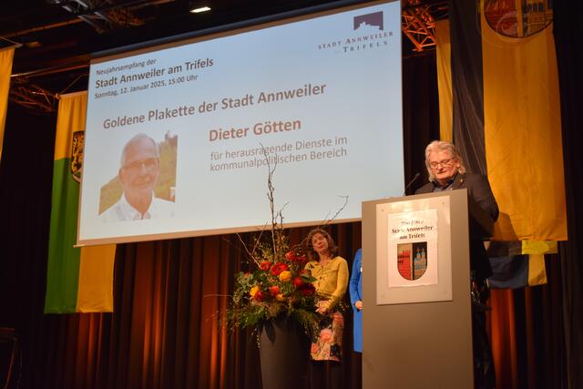 Ortsvorsteher Martin Thomas bei seiner Laudatio für Dieter Götten | Foto: Jürgen Bender