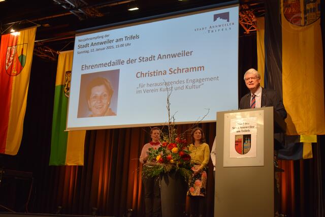 Thomas Wollenweber ernennt Chtistina Schramm zur Ehrenvorsitzenden des Vereins Kunst und Kultur | Foto: Jürgen Bender
