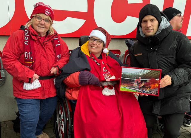 FCK-Profi Hendrick Zuck und die Vorsitzende des Fanclubs Helga Huber beschenkten Jenny. | Foto: Erich Huber
