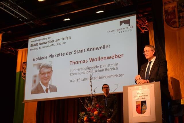 Ministerpräsident Alexander Schweitzer bei seiner Laudatio auf Thomas Wollenweber. | Foto: Jürgen Bender