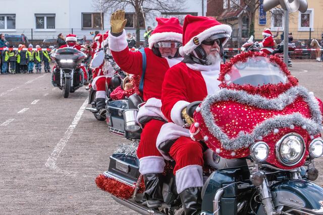 Auch 2024 sind die Riding Santas mit ihren Harleys in der Südpfalz unterwegs | Foto: Paul Needham