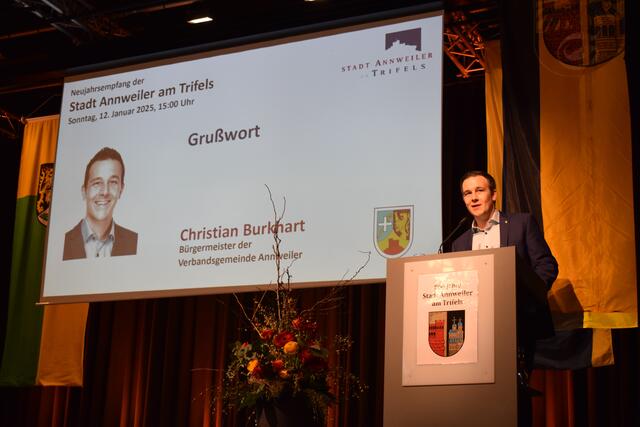 Verbandsbürgermeister Christian Burkhart bei seiner Rede. | Foto: Jürgen Bender