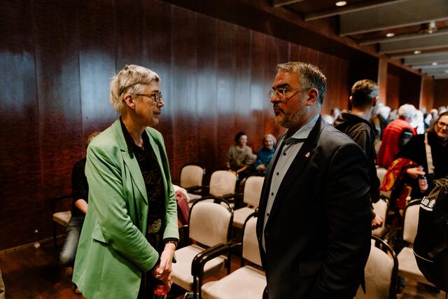 Grüne Europaabgeordnete Jutta Paulus im Gespräch mit Oberbürgermeister Marc Weigel (FWG) | Foto: Moritz Schleiffelder - HEYMO Foto Film