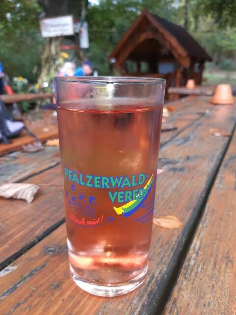 Eine Weißherbstschorle darf bei einer Rast an einer der vielen Hütten des Pfälzerwald-Vereins natürlich nicht fehlen | Foto: Ralf Vester