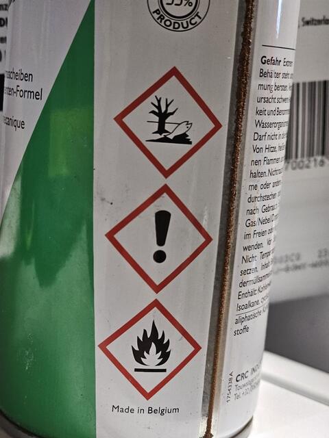 In zahlreichen Produkten im Haushalt gibt es Gefahrstoffe. Sie sind auf den Etiketten abgedruckt und sollten eigentlich selbsterklärend sein. Doch was heißen die ganzen Symbole? | Foto: Gisela Böhmer