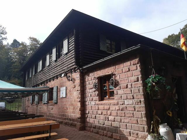 Ein absoluter Klassiker unter den Hütten des Pfälzerwald-Vereins: Das "Waldhaus Lambertskreuz" bei Neidenfels erfreut sich traditionell bei Wanderern, Mountainbikern, Reitern, Nordic Walkern und Ausflüglern großer Beliebtheit. | Foto: Ralf Vester