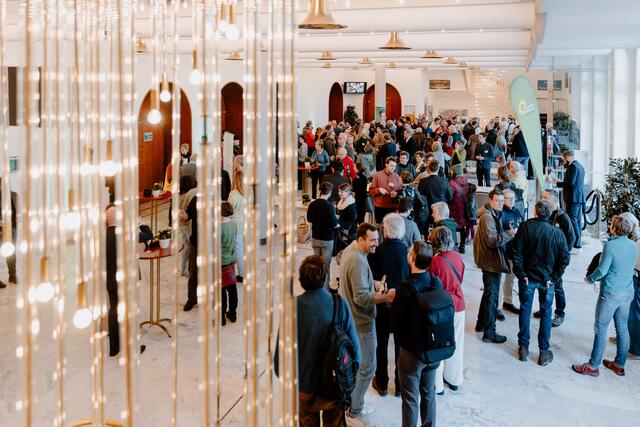 Weitere Austausch im Foyer beim Grünen Neujahrsempfang im Saalbau | Foto: Moritz Schleiffelder - HEYMO Foto Film
