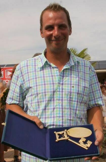 Timo Graf bei der Wiedereröffnung des Bades nach der Generalsanierung 2010 mit dem symbolischen Schlüssel | Foto: Emanuel Döringer