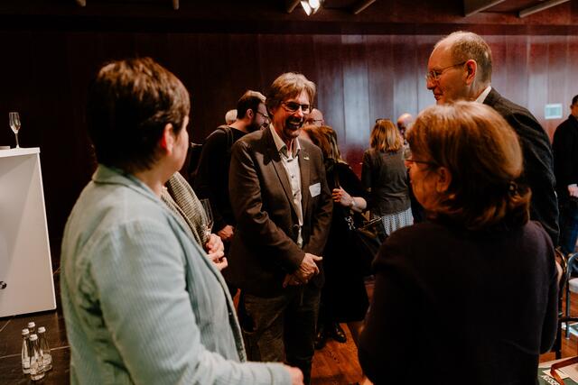 Rainer Grun-Marquardt, Fraktionsvorsitzender der Grünen im Stadtrat Neustadt im Gespräch mit weiteren lokalen Politikerinnen und Politikern | Foto: Moritz Schleiffelder - HEYMO Foto Film