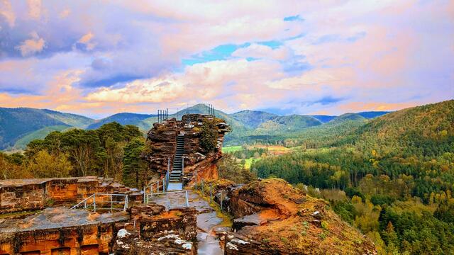 Zwei Aussichtsplattformen (Westfels und Südfels) auf dem Drachenfels bieten Panorama-Ausblicke in den Pfälzerwald und an klaren Tagen auch bis zum Donnersberg und Hunsrück | Foto: Birgit Langhoff