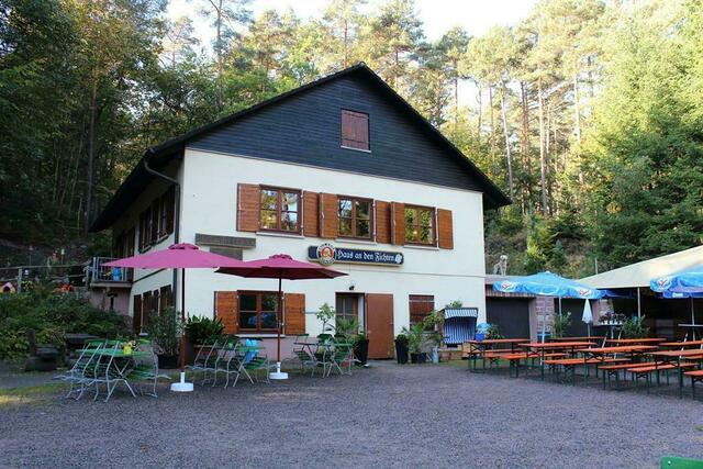 "Haus an den Fichten" bei St. Martin in der Pfalz, eine Hütte des Pfälzerwald-Vereins  | Foto: Markus Pacher