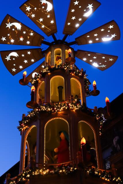 Die Glühweinpyramide vorm Rathaus | Foto: Cornelia Bauer