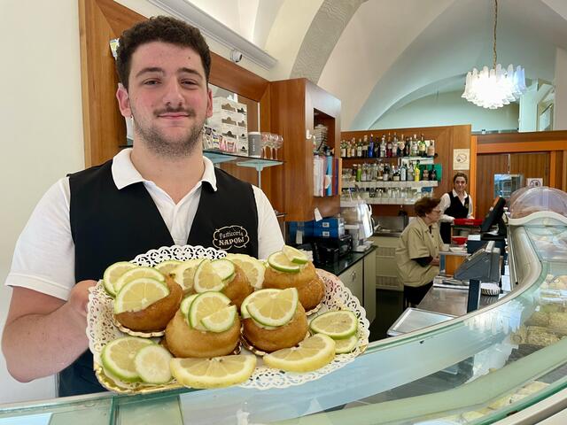 Direkt an der Hauptpromenade von Maiori: Die Pasticceria Napoli ist bekannt für ihre ausgefallenen Kreationen – neben süßen Stücken wie Baba con Limone besticht der Betrieb mit einer Fülle hauseigener Spezialitäten. | Foto: Daniel Basler