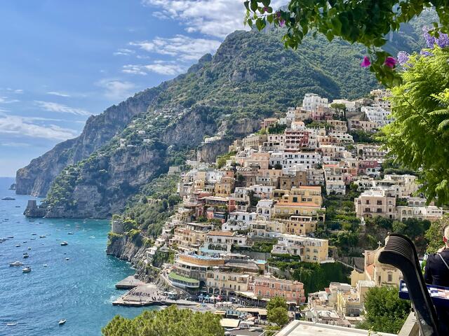 Es sind das einzigartige mediterrane Flair, die eleganten Restaurants, die feinen Strände und die köstliche Küche die Positano zu einem Refugium machen, an dem man sich verlieren und gleichzeitig zuhause fühlen kann.  | Foto: Daniel Basler