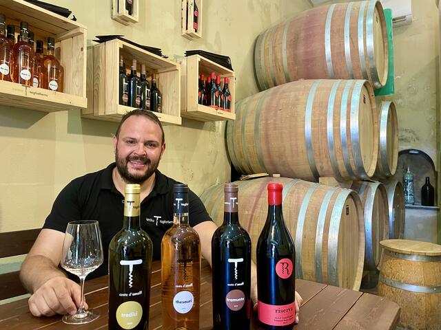 Setzt das Familienerbe fort: Raffaele Tagliafierro ist Landwirt und Winzer in einem. Seine Azienda Agricola und Cantina liegt im mittleren Teil des Tramonti-Tals. Mit dem Wissen und der Erfahrung seines Großvaters und Vaters baut er seine „authentischen Weine“ aus, deren Sorten typisch sind für diesen Teil Kampaniens. | Foto: Daniel Basler