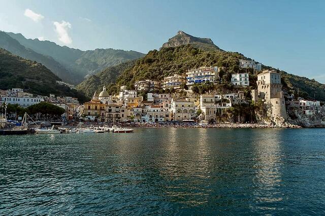 Malerischer Küstenort: Cetara zeichnet sich durch seine tiefe Verbundenheit mit der Tradition des Fischfangs aus. Besonders bekannt ist das Dorf im Golf von Salerno für den nachhaltigen Thunfischfang und die Herstellung von Colatura di Alici, einer einzigartigen Sardellen-Fischsoße.  | Foto: Daniel Basler