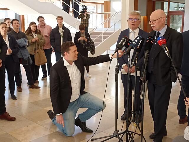 Im Anschluss gab es zahlreiche Statements aller Beteiligten, darunter Senator Mäurer; immer hautnah mit dabei: Die Gruppe des HBG Bruchsal | Foto: HBG