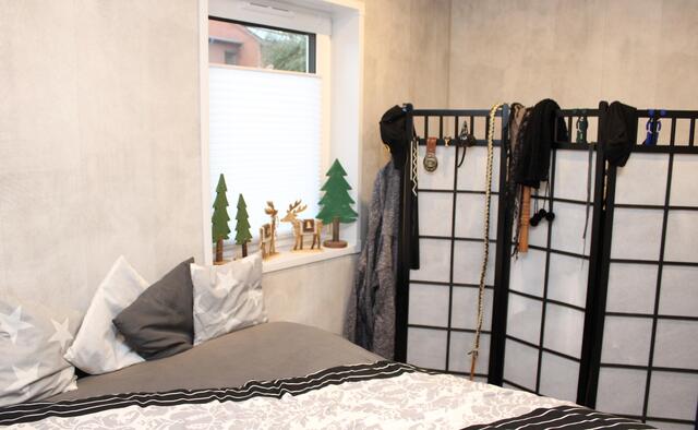 Das Schlafzimmer: Anstelle des Paravents soll ein Kleiderschrank rücken | Foto: Monika Klein