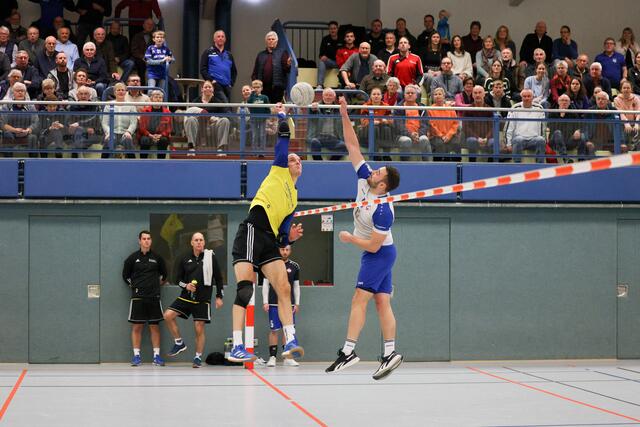 Luftkampf zwischen Jannik Peters und Marcel Stoklasa | Foto: Uwe Spille