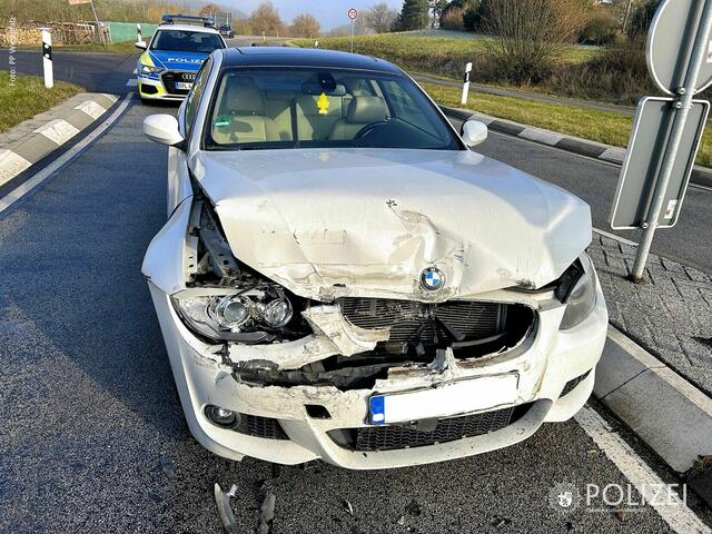 Am Pkw des Verursachers entstand hoher Sachschaden. Er musste abgeschleppt werden. | Foto: Polizeipräsidium Westpfalz