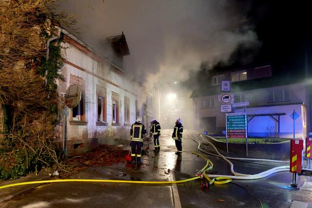 In Kindsbach brennt am Dienstag, 21. Januar 2025, ein Haus im Ortszentrum.  | Foto: Erik Stegner