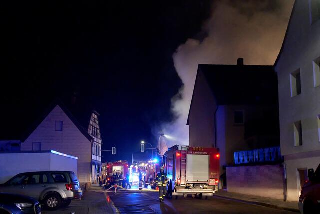 In Kindsbach brennt am Dienstag, 21. Januar 2025, ein Haus im Ortszentrum. Über dem gesamten Ort ist der Rauch zu sehen. | Foto: Erik Stegner